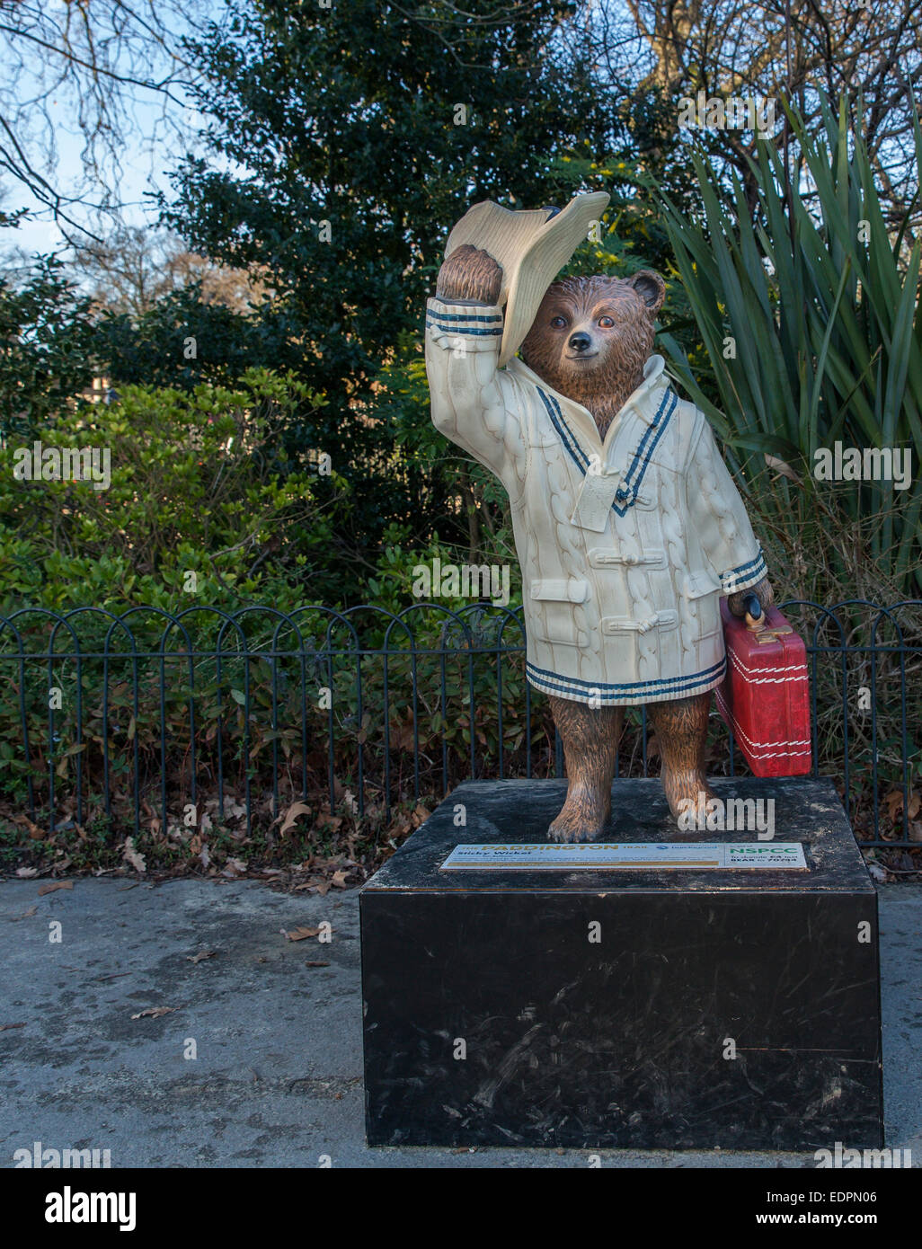 Statue von Paddington Bär namens Sticky Wicket und gekleidet wie ein Cricketspieler versteigert werden, um Geld für die NSPCC Stockfoto