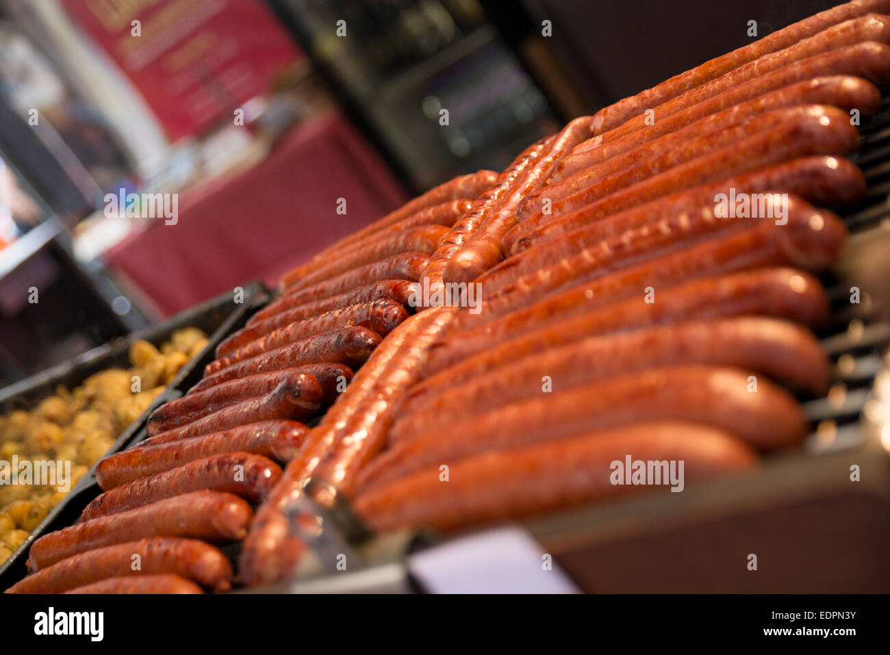 Hot Dogs Kochen auf Imbisswagen Stockfoto