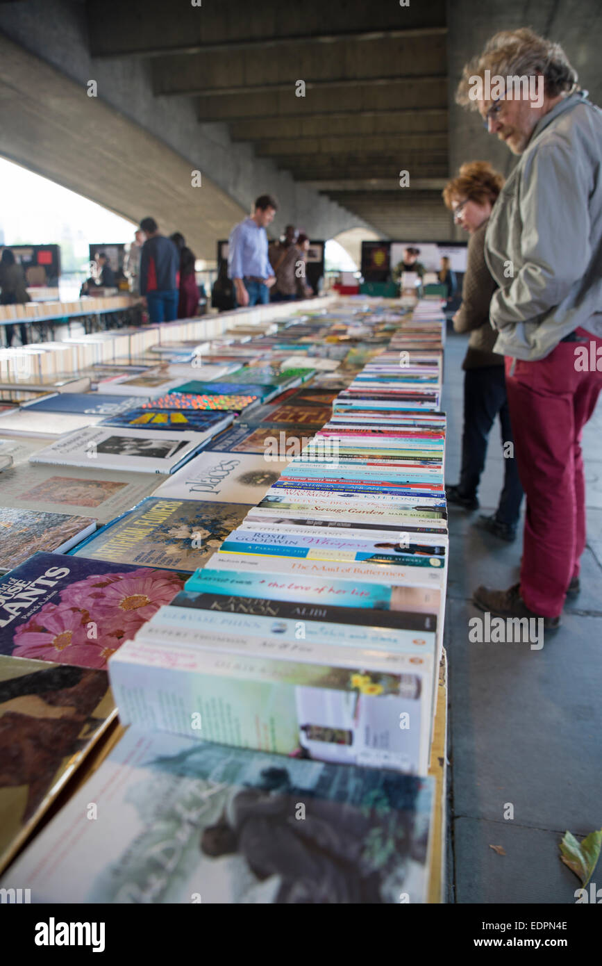 Southbank Buchmarkt unter Waterloo Bridge, London Stockfoto