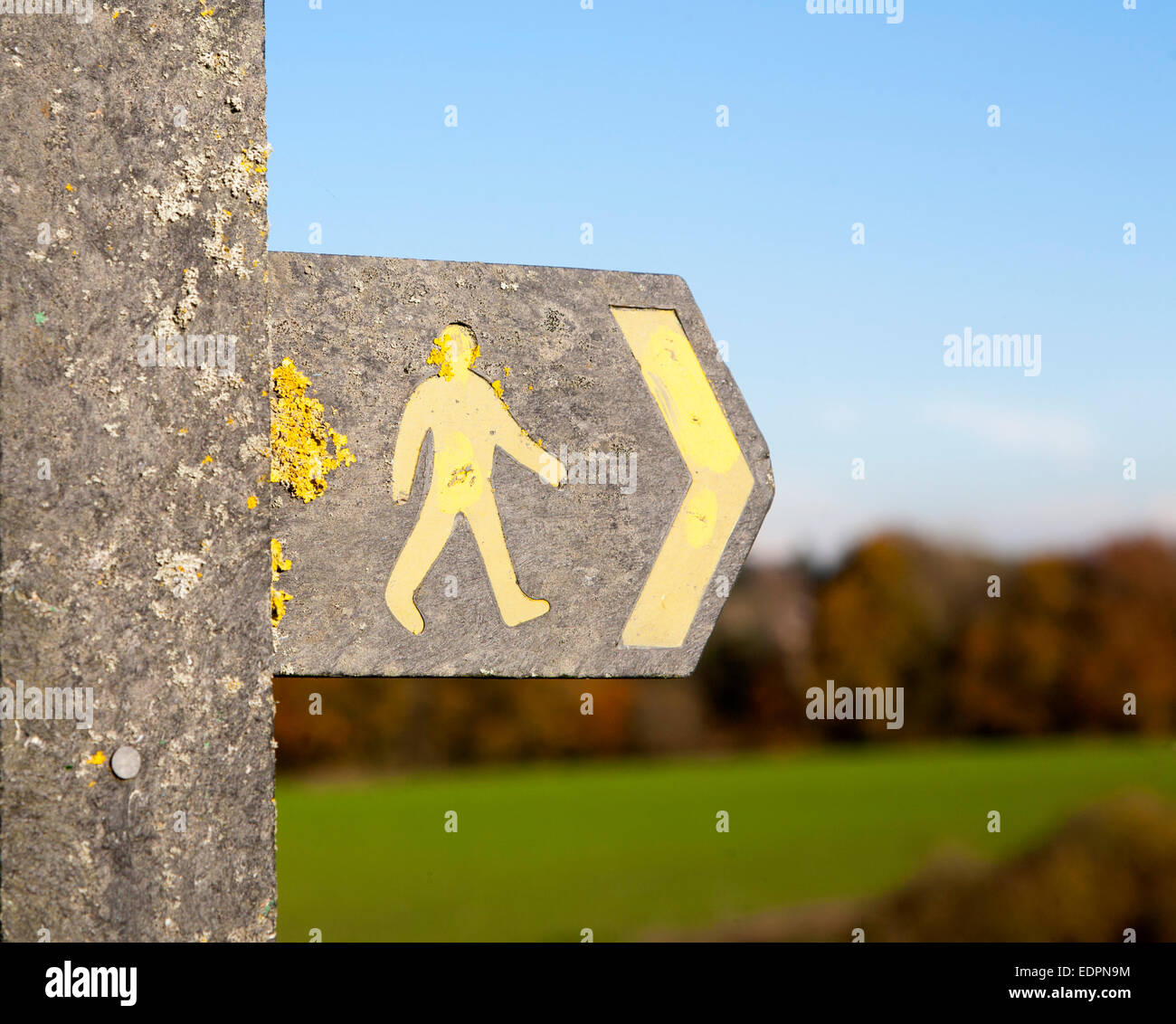 Nahaufnahme von Fußweg Zeichen mit gelben menschliche Figur, die zu Fuß und Richtungspfeil Weg, Wiltshire, England, UK Stockfoto