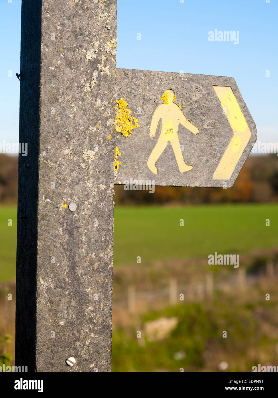 Nahaufnahme von Fußweg Zeichen mit gelben menschliche Figur, die zu Fuß und Richtungspfeil Weg, Wiltshire, England, UK Stockfoto