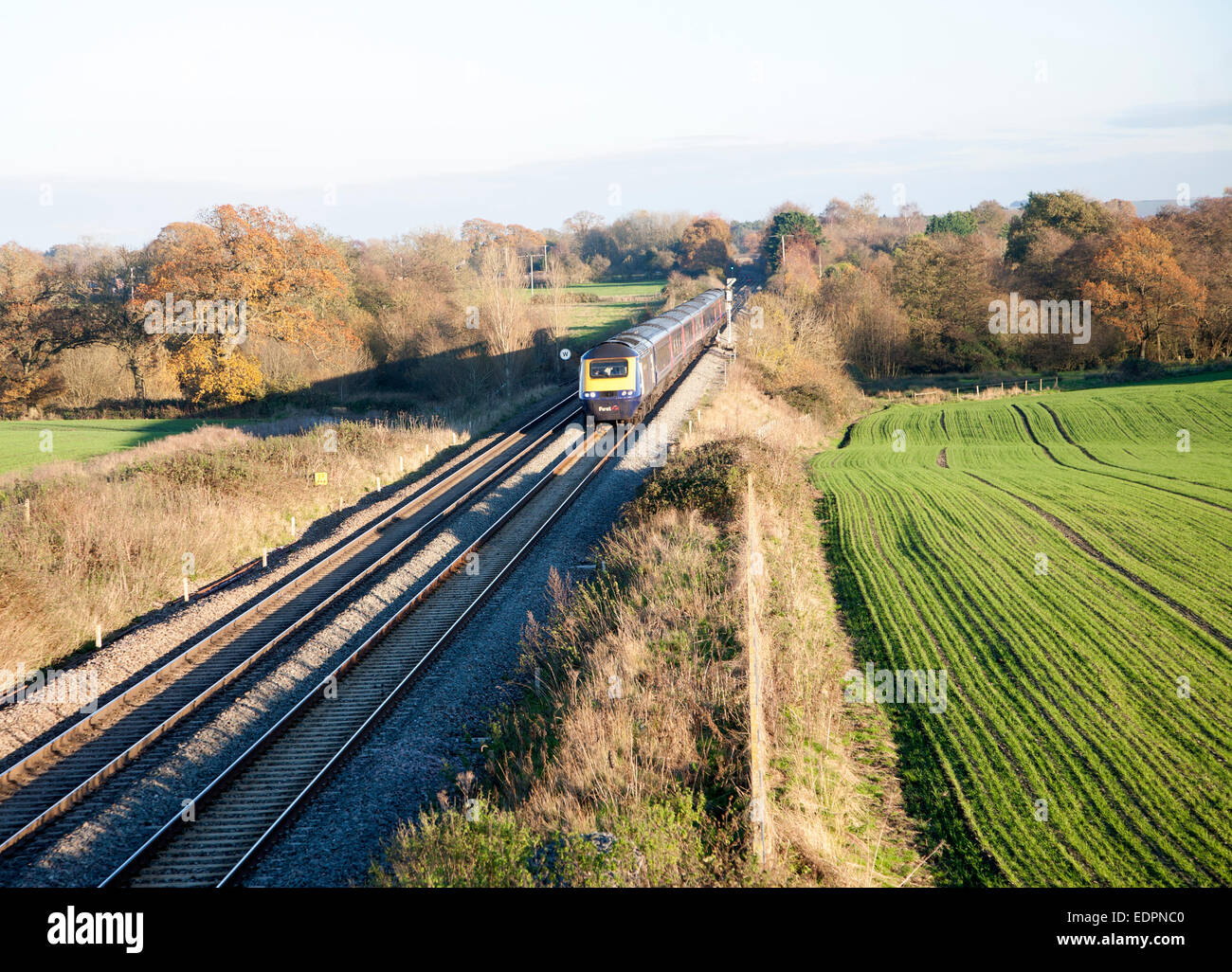 Erster Great Western inter-City Diesel-Zug auf der West Coast mainline Woodborough, Wiltshire, England, UK Stockfoto