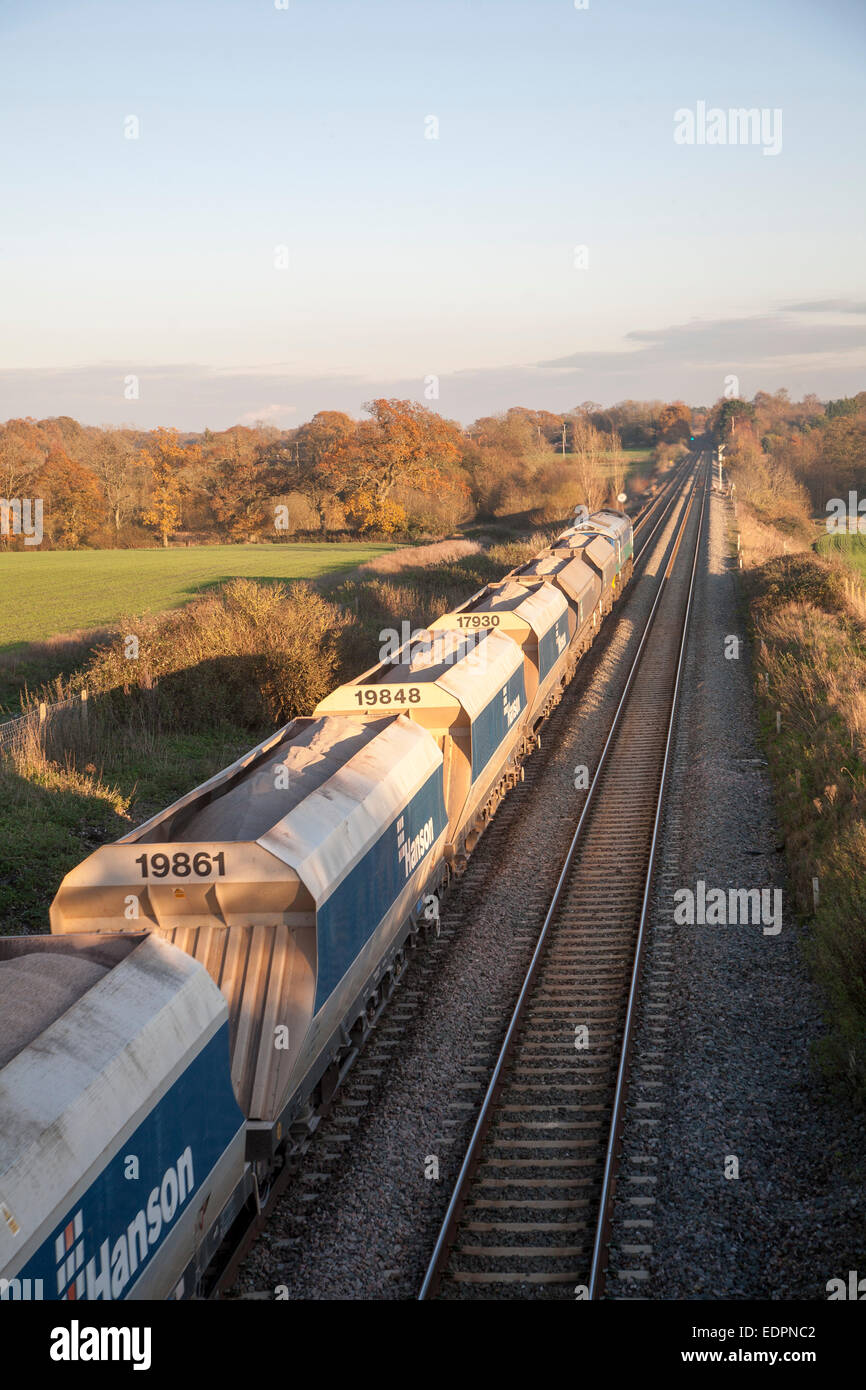 Offene Güterwagen Güterzug auf der West Coast mainline Woodborough, Wiltshire, England, UK Stockfoto