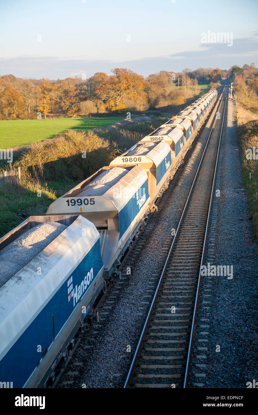 Offene Güterwagen Güterzug auf der West Coast mainline Woodborough, Wiltshire, England, UK Stockfoto