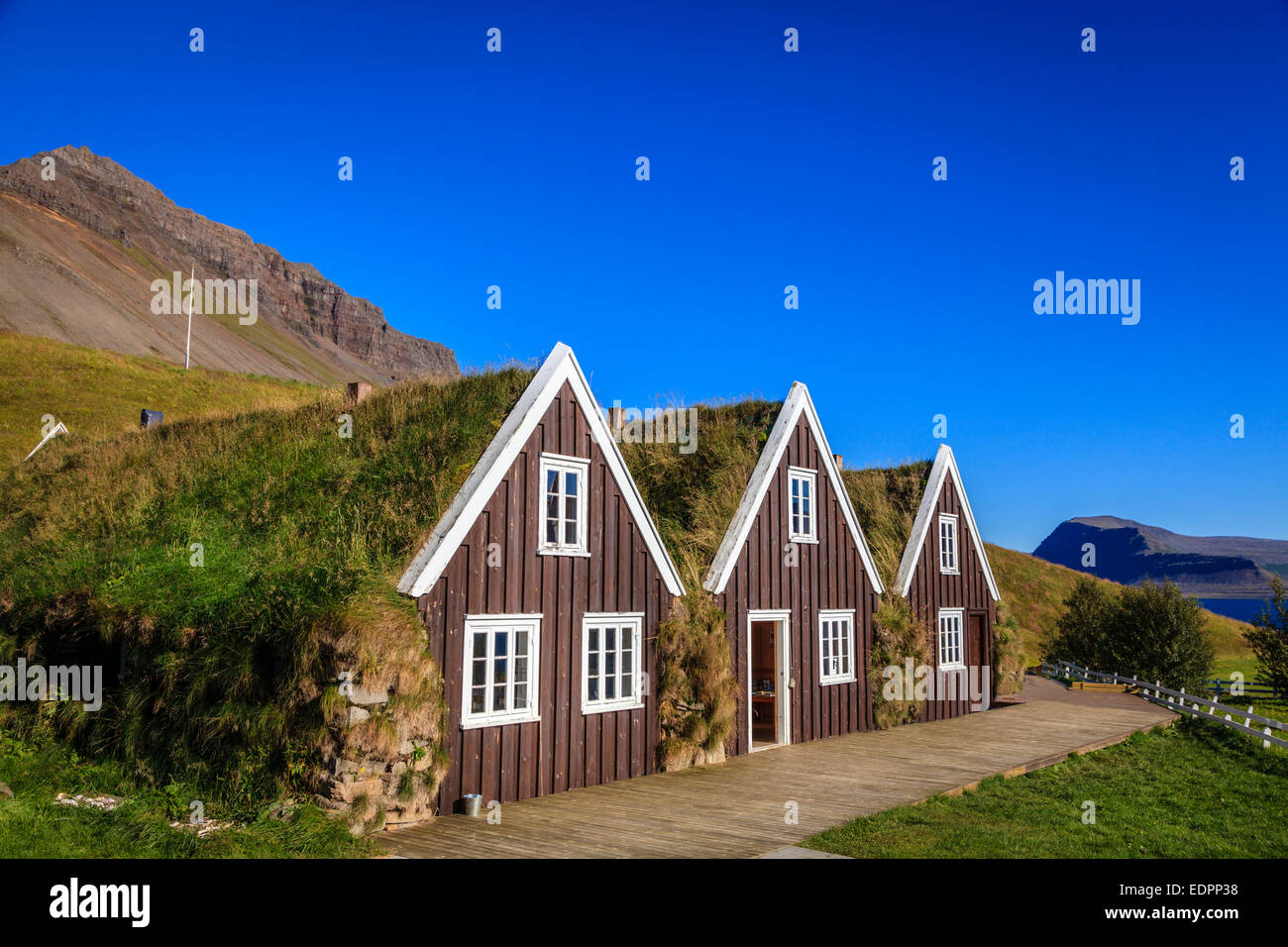 Traditionelle isländische Rasen Häuser an einem sonnigen Tag Stockfoto