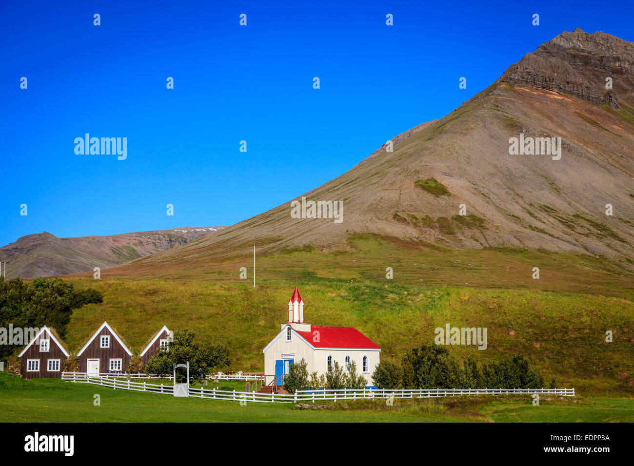 Kleines Dorf in Island mit Kirche und Rasen Häusern Stockfoto