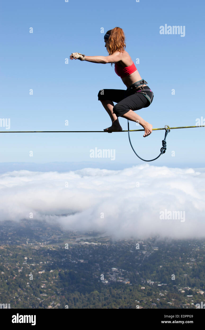 Professionelle Highliner Hayley Ashburn aufsteht auf einer Highline über den Wolken oben auf Mount Tamalpais Stockfoto