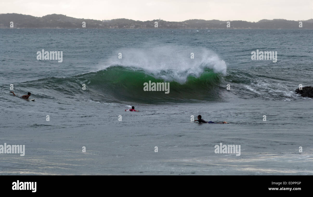 3 Personen eine Punkt-Pause-Welle surfen. Stockfoto