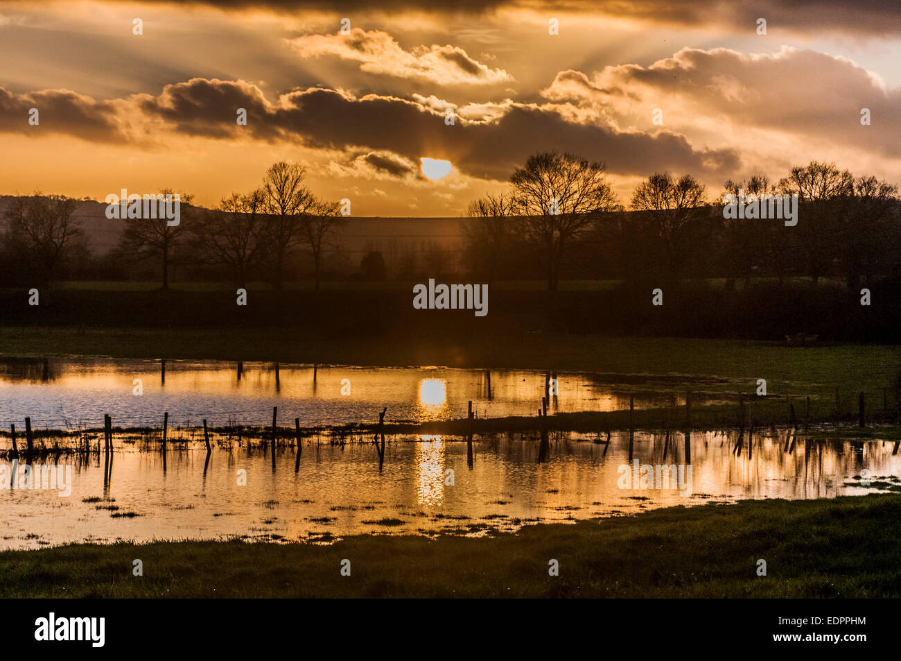 Barcombe Mills, East Sussex, Großbritannien.8. Januar 2015.Sonnenuntergang über überschwemmten Feldern nach starken Regenfällen Stockfoto
