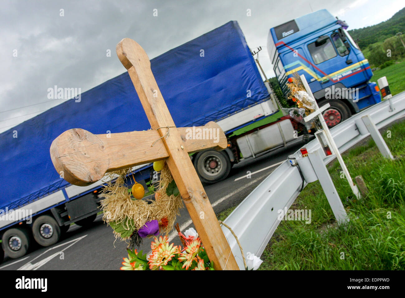 Hölzerne Gedenkkreuz für ein Verkehrsopfer europäischen Straßenrand, LKW-Straße Stockfoto