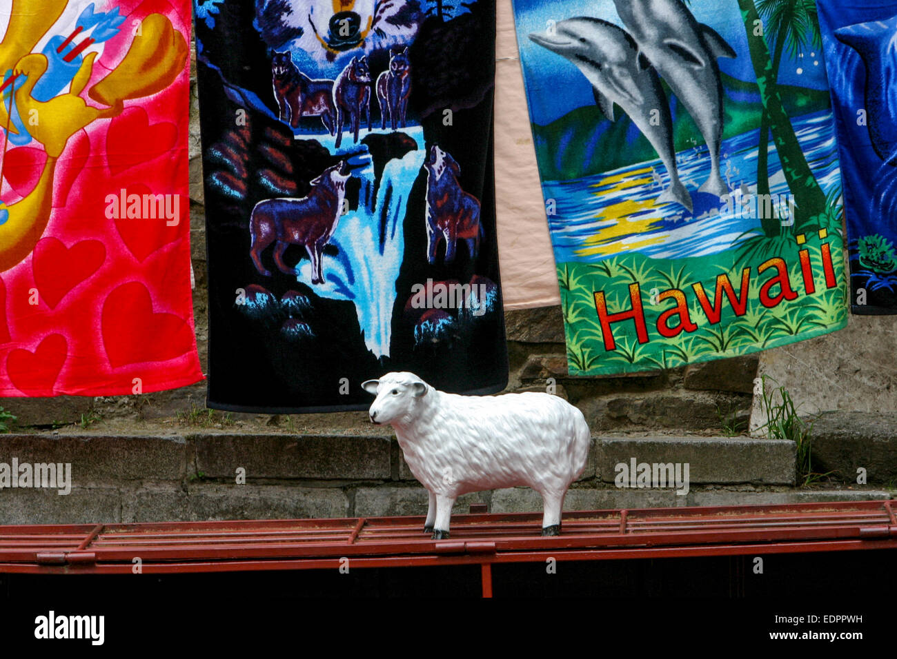 Handtücher und Kunststoff Schafe zum Verkauf vor einem Geschäft auf dem Bürgersteig. Vietnamesische Shop, Tschechische Republik Stockfoto