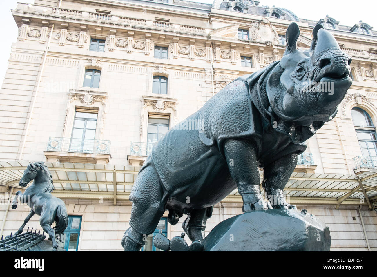 Eingang mit Rhinoceros ´Rhino´ Skulptur von Alfred Jacquemart, außen, Rhino, Museum, Musée d ' Orsay, Paris Stockfoto
