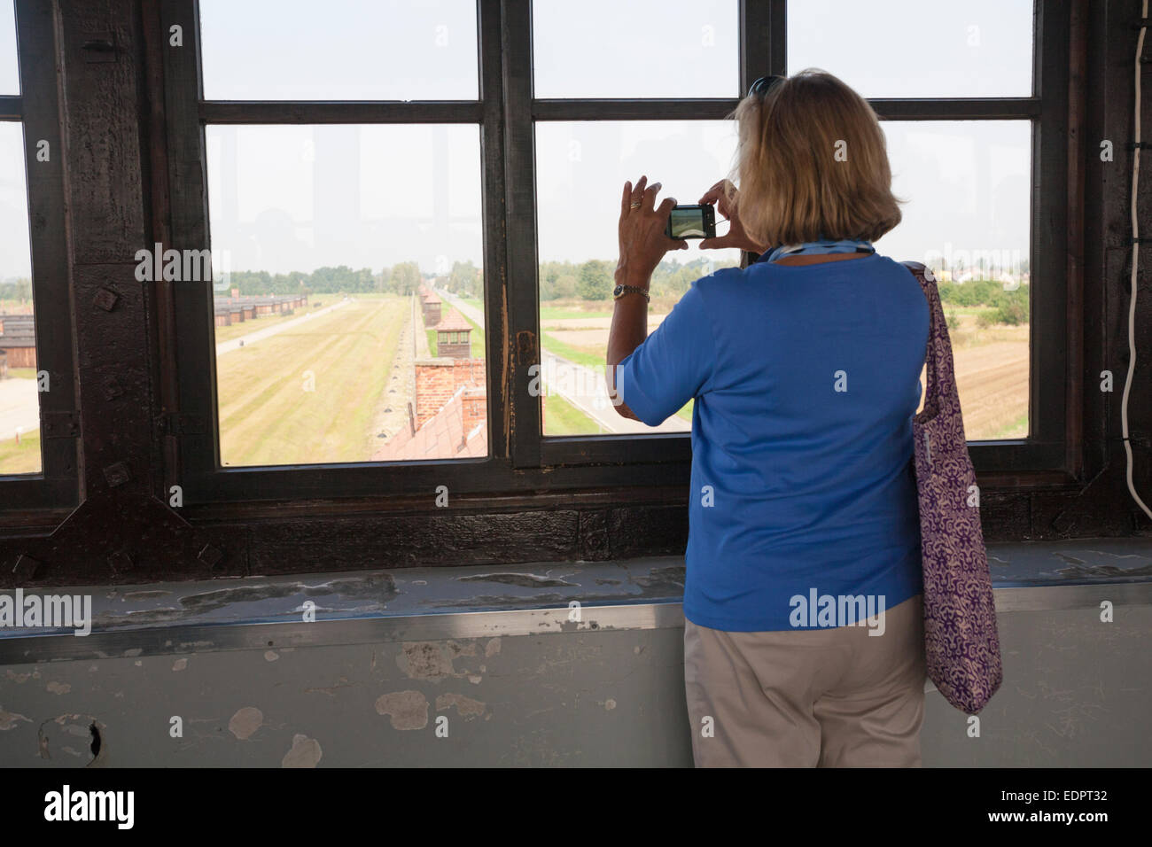 Touristen, die ein Foto von der Eingangsturm im Konzentrationslager Auschwitz-Birkenau, Auschwitz, Polen Stockfoto