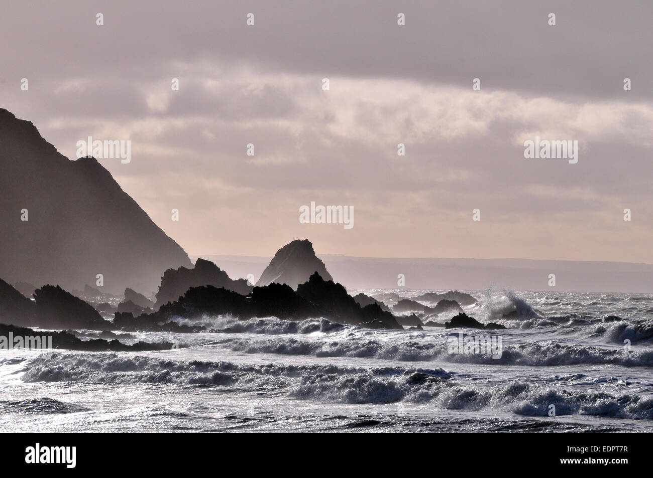 Clarach, Aberystwyth, Wales, UK. 8. Januar 2015. UK-Wetter. Sturm Surfen aus dem Atlantischen Ozean stürzt an Land in Clarach Bucht in der Nähe von Aberystwyth, Wales, UK mehr schlechtes Wetter zu rechnen ist - 01.08.2015 Credit: John Gilbey/Alamy Live News Stockfoto