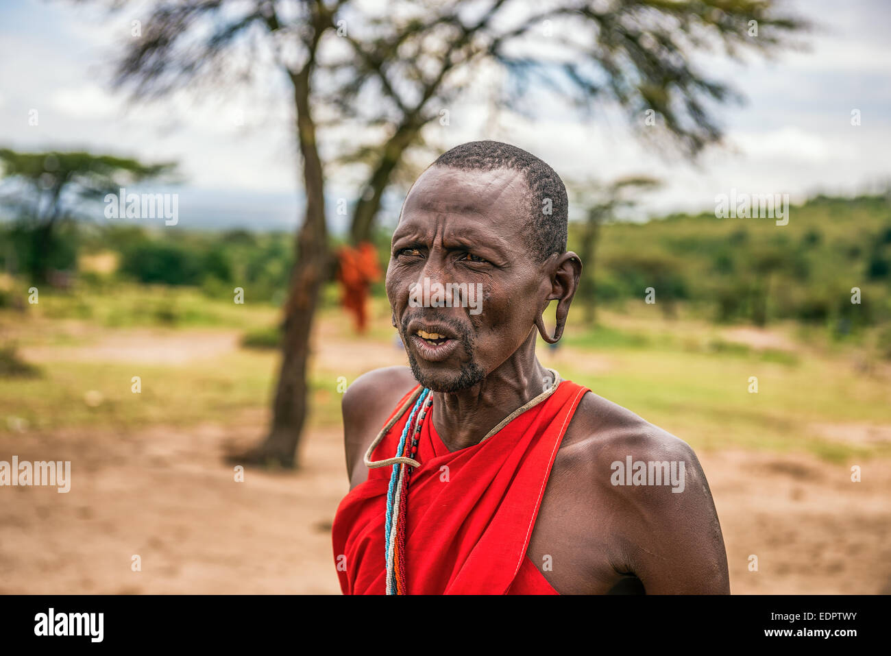 Porträt einer afrikanischen Männer posieren in seinem Stamm-Massai-Dorf Stockfoto