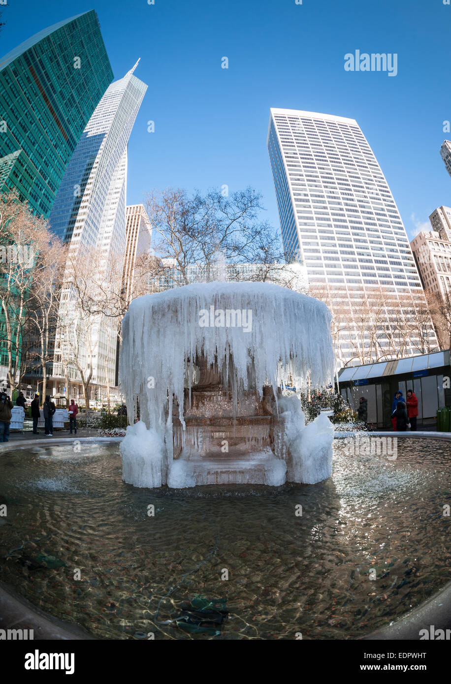 New York, USA. 8. Januar 2015. Besucher zum Bryant Park in New York halten an Josephine Shaw Lowell Memorial Fountain, die eine Kälte-Eis-Skulptur auf Donnerstag, 8. Januar 2015 geworden ist. Temperaturen in der Stadt sind in den einstelligen Bereich und niedrige Teenager mit dem Wind, so dass es scheint wie 15 Grad unter Null. Bildnachweis: Richard Levine/Alamy Live-Nachrichten Stockfoto