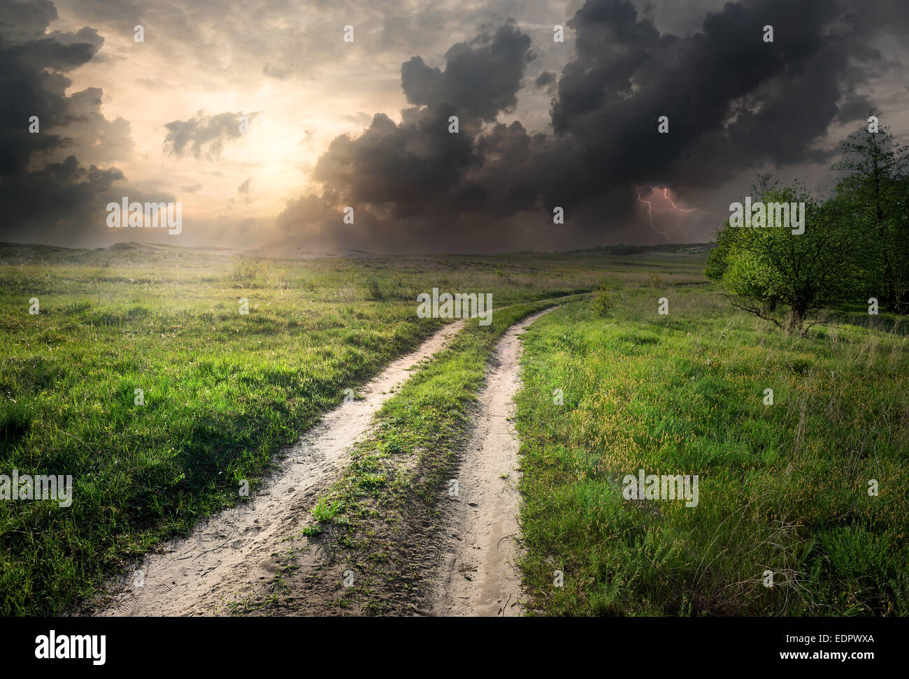 Blitz und Gewitterwolken über Landstraße Stockfoto