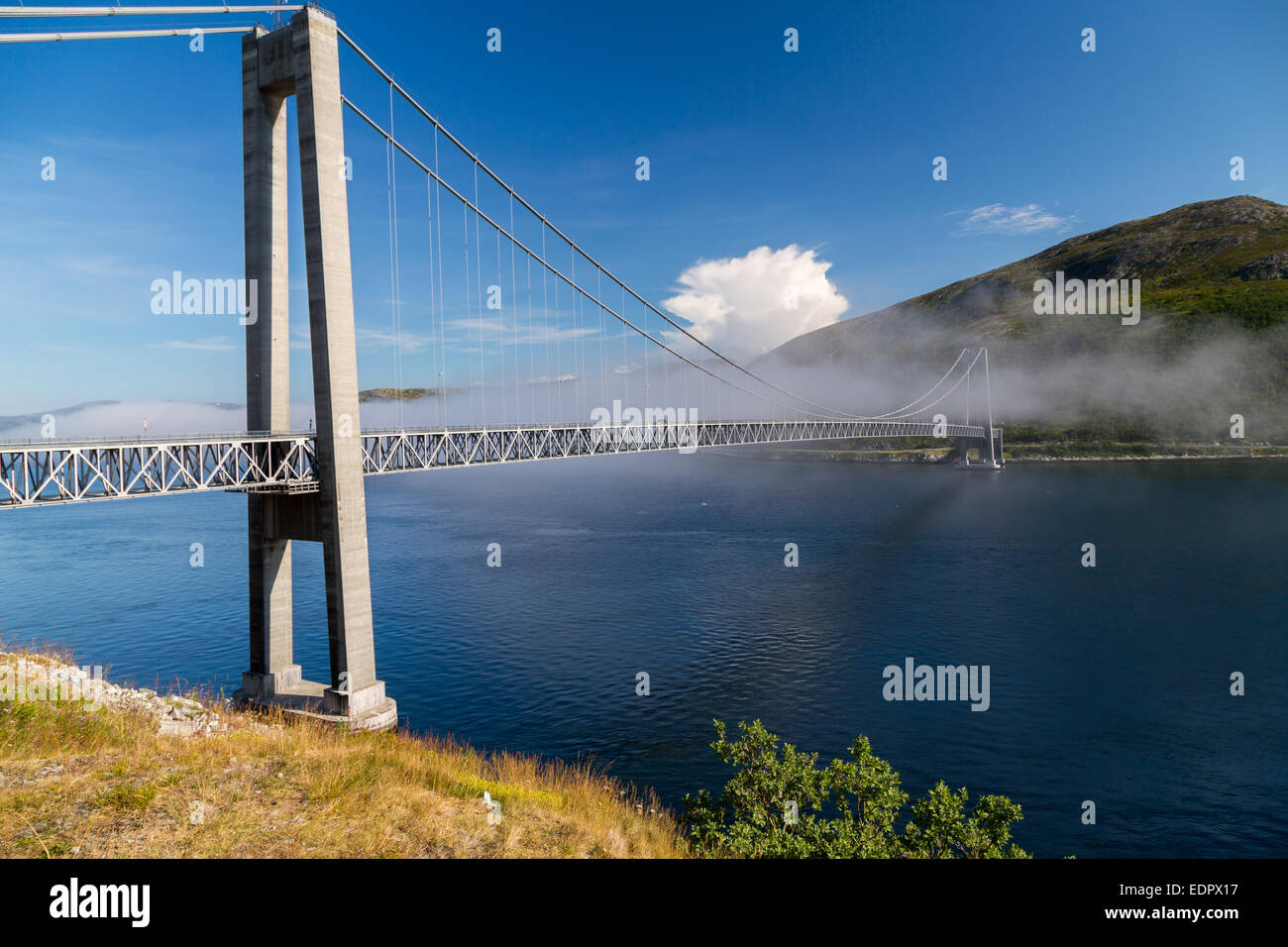Ein Bild von einer Hängebrücke in Kvalsund, Norwegen Stockfoto