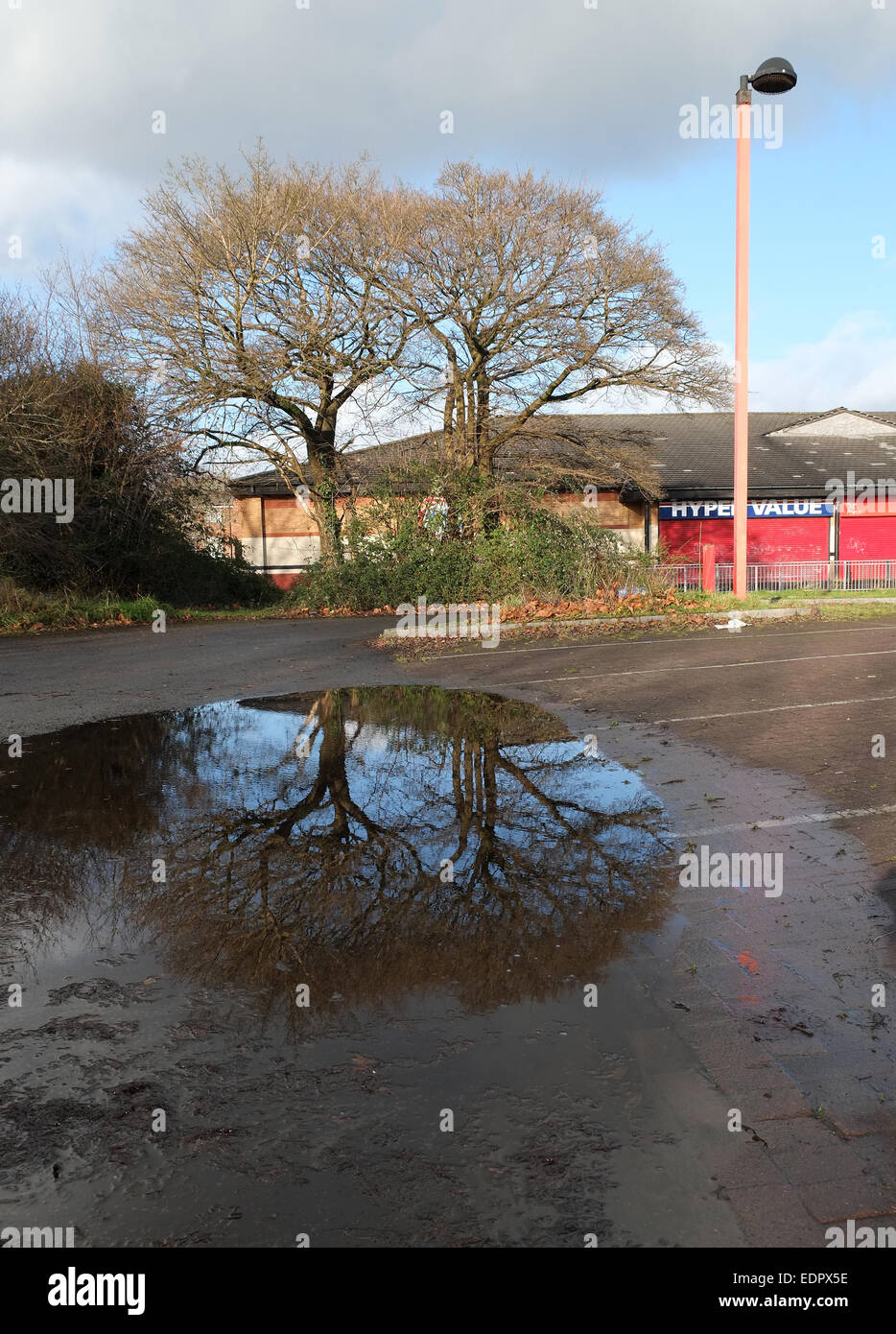 Stellen Sie aus Business-Supermarkt in St Mellon Cardiff menschenleer, möglicherweise aus dem Geschäft durch eine neue Tesco. 8. Januar 2015 Stockfoto