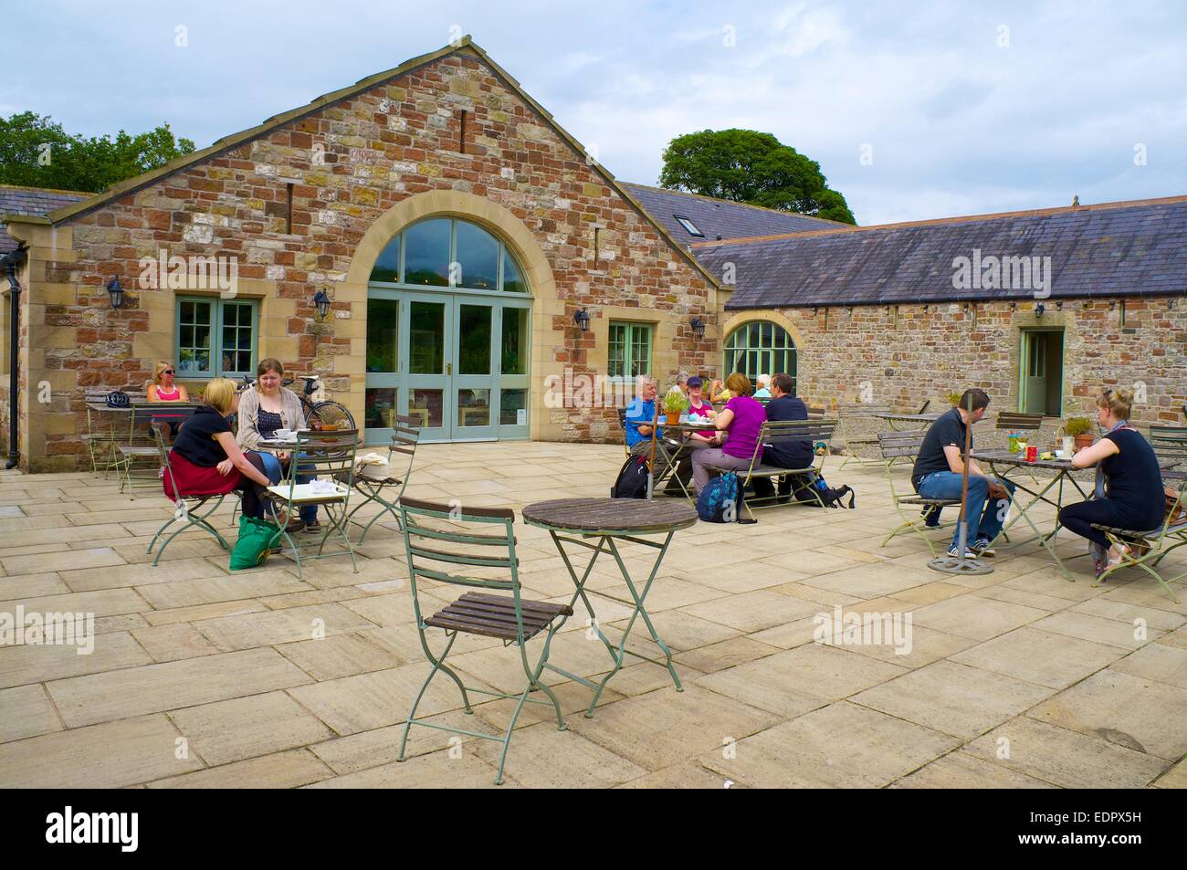 Menschen sitzen außerhalb Lanercost Teestube. Lanercost Brampton Cumbria England UK Stockfoto