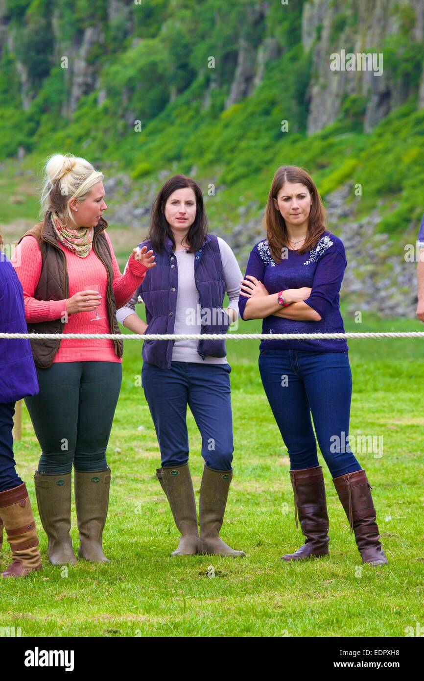 Junge Frauen Zuschauern das römische Wand erscheinen, Stahl Rigg Hadrians Wall Path Northumberland England UK Stockfoto