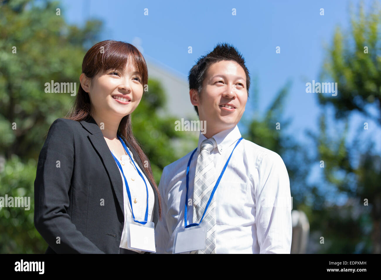 Business-Leute lächelnd und Blick in Ferne Stockfoto