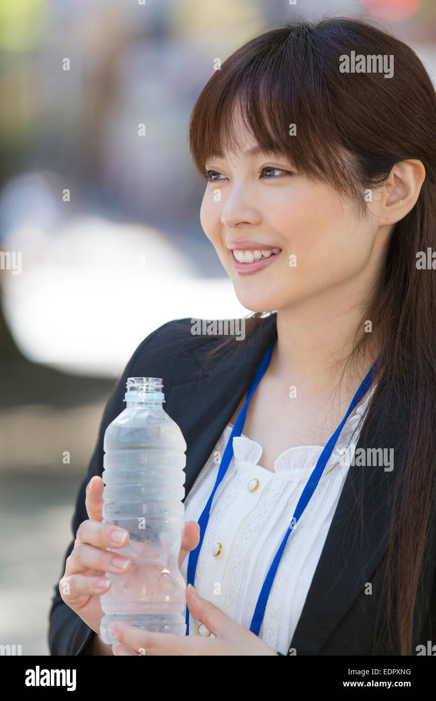 Smiling Businesswoman Holding Mineralwasser Stockfoto