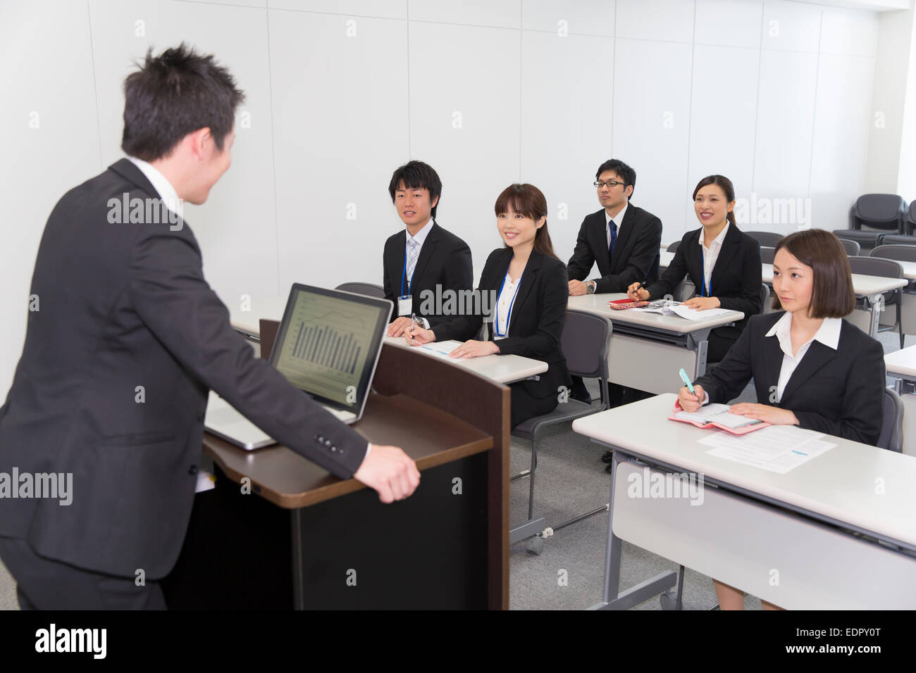 Geschäftsleute, die Präsentation zuzuhören Stockfoto