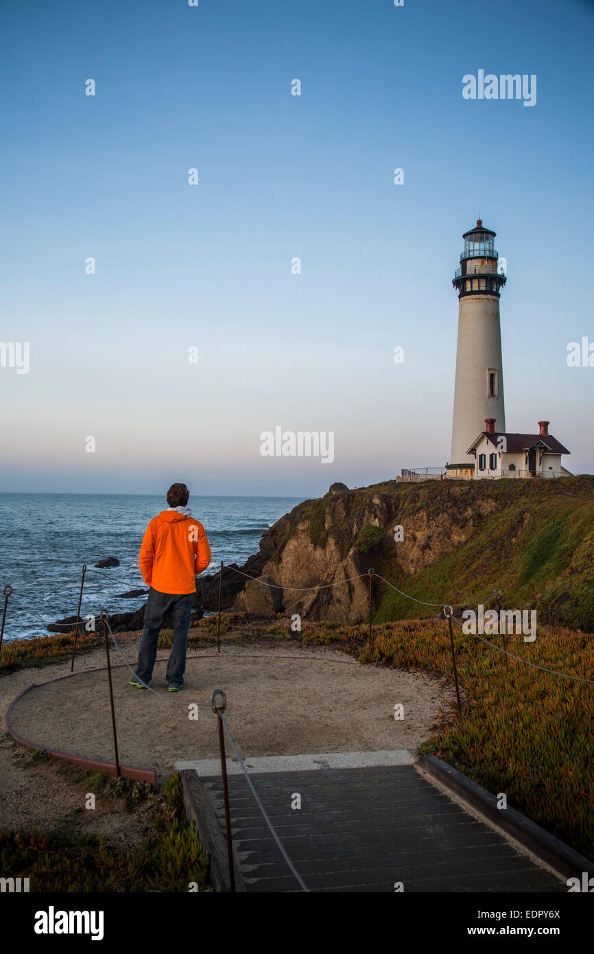 Ein Mann genießt die Abenddämmerung Ansichten in der Pigeon Point Lighthouse in der Nähe Pescadero, Kalifornien an einem sonnigen Tag. Stockfoto