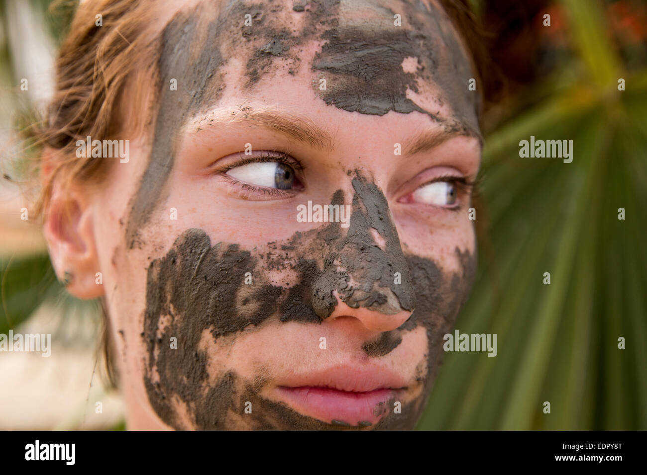 Frau im Schlamm-Maske Stockfoto