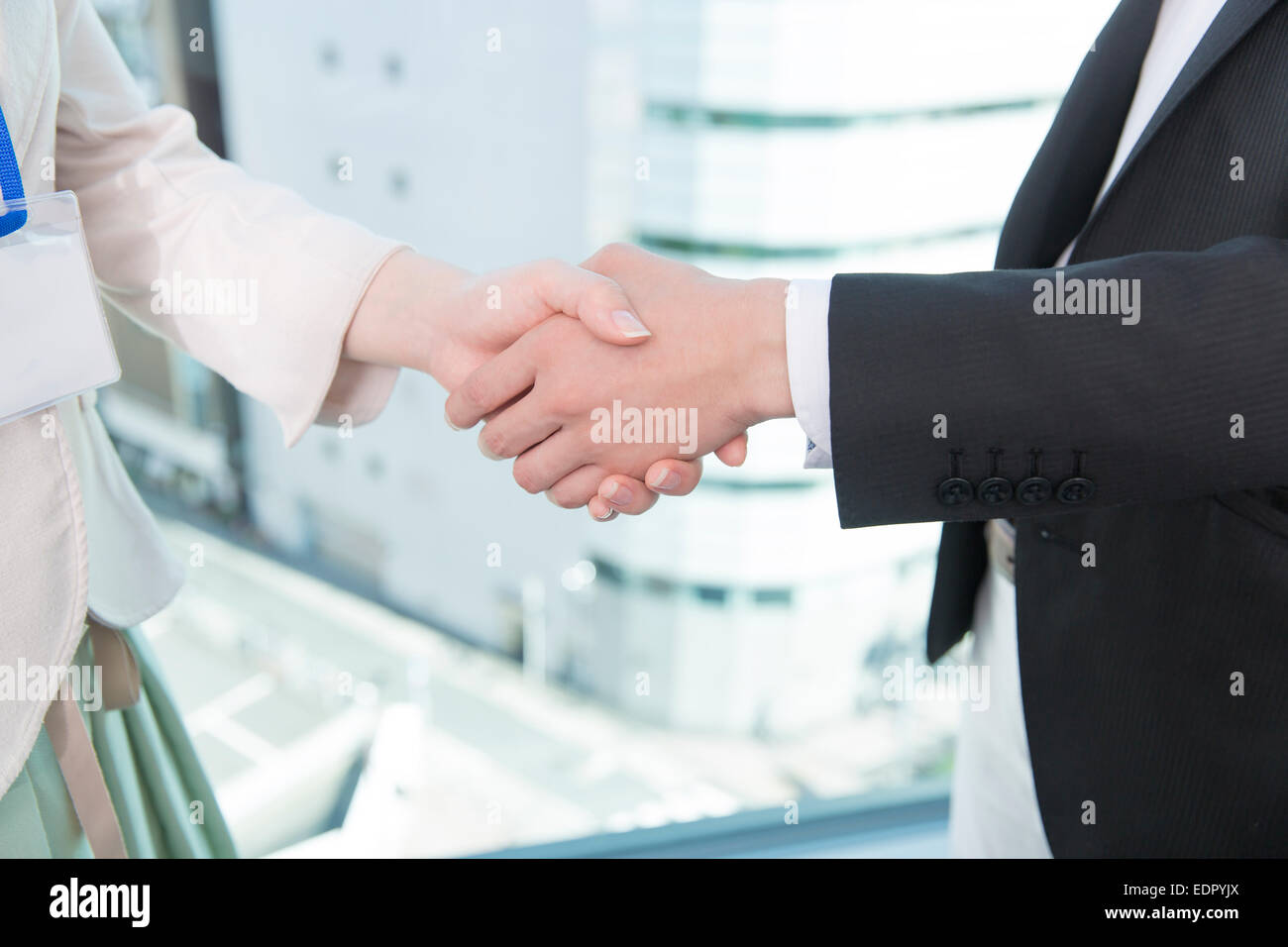 Zwei leute, die sich die hand geben -Fotos und -Bildmaterial in hoher ...