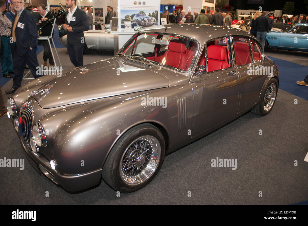 Excel, London Docklands, UK. 8. Januar 2015. Die London Classic Car Show läuft vom 8. bis zum 11. Januar und verfügt über eine einzigartige Motorsport Start-und Landebahn, wo Sterne Autos sind Feuer und Flamme und getrieben. Eine schöne klassische Motor Cars Limited Schaufenster wieder aufgebaut und restauriert Mark 2, von Ian Callum entworfen. Bildnachweis: Malcolm Park Leitartikel/Alamy Live-Nachrichten Stockfoto