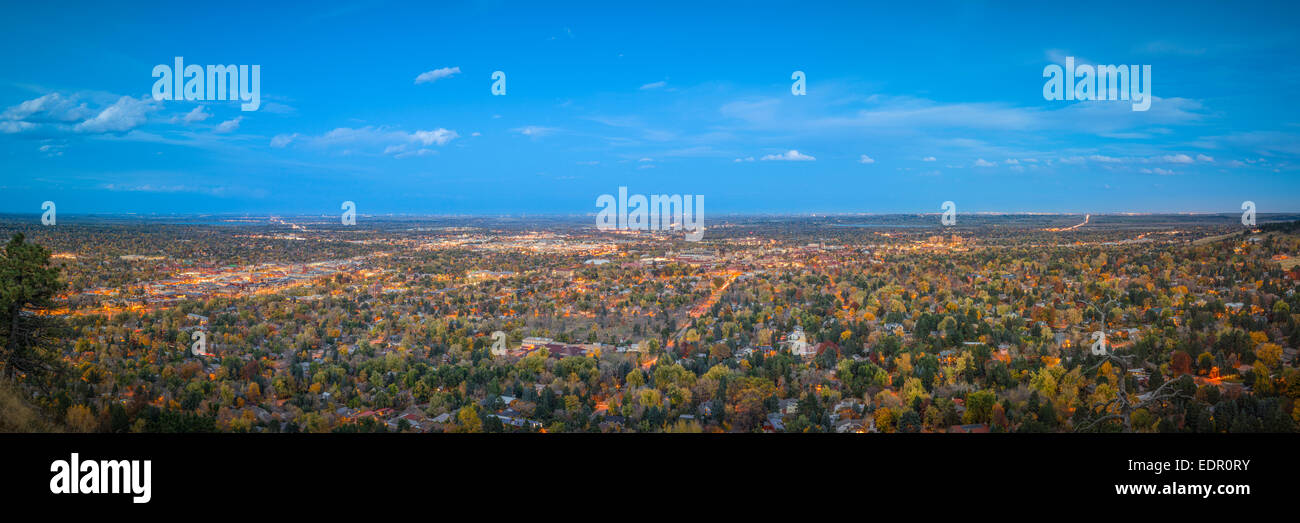 Panorama von Boulder in der Nacht genommen. Stockfoto