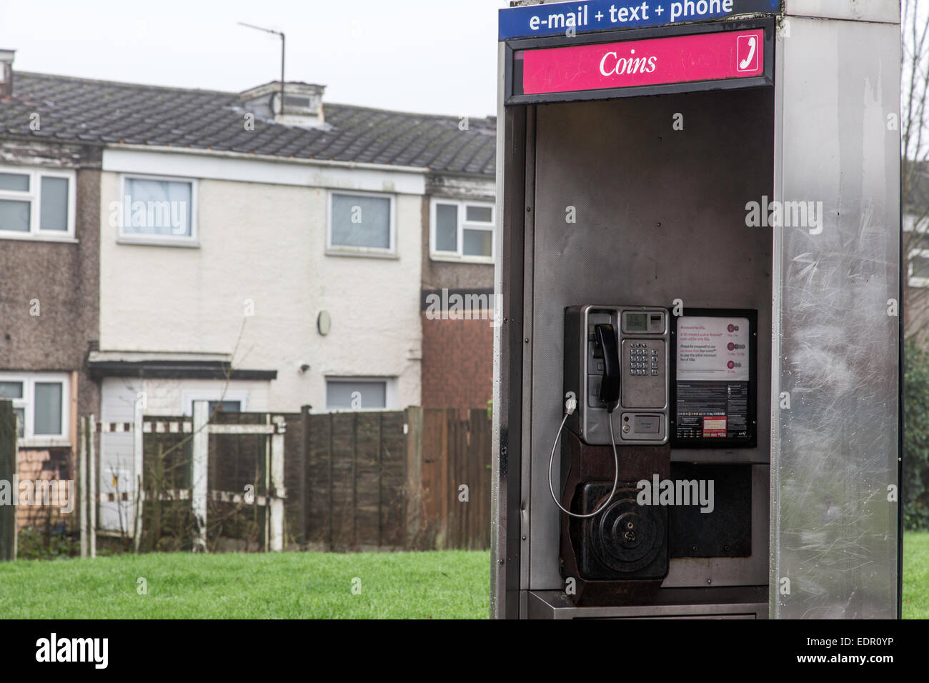 KX100 BT Telefon Kiosk außerhalb einer Wohnsiedlung, England, UK Stockfoto