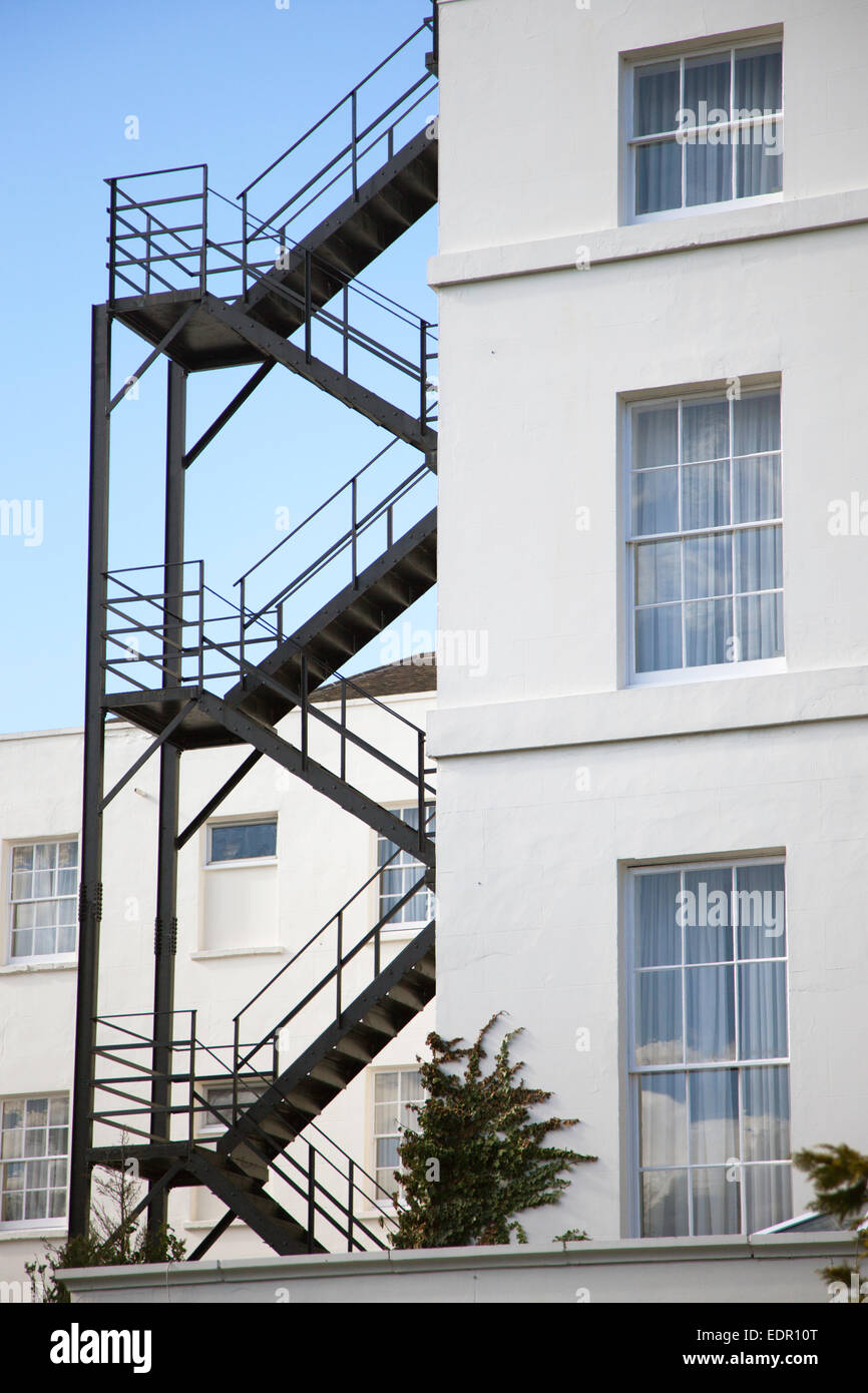 Äußere Not Feuerleiter Treppen auf einem Hotelgebäude. England, UK Stockfoto