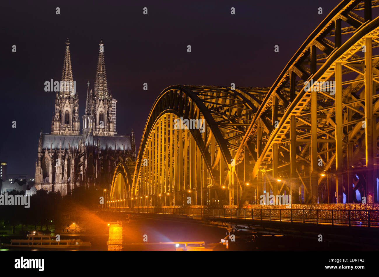Nachtansicht der Kölner Dom, Deutschland Stockfoto