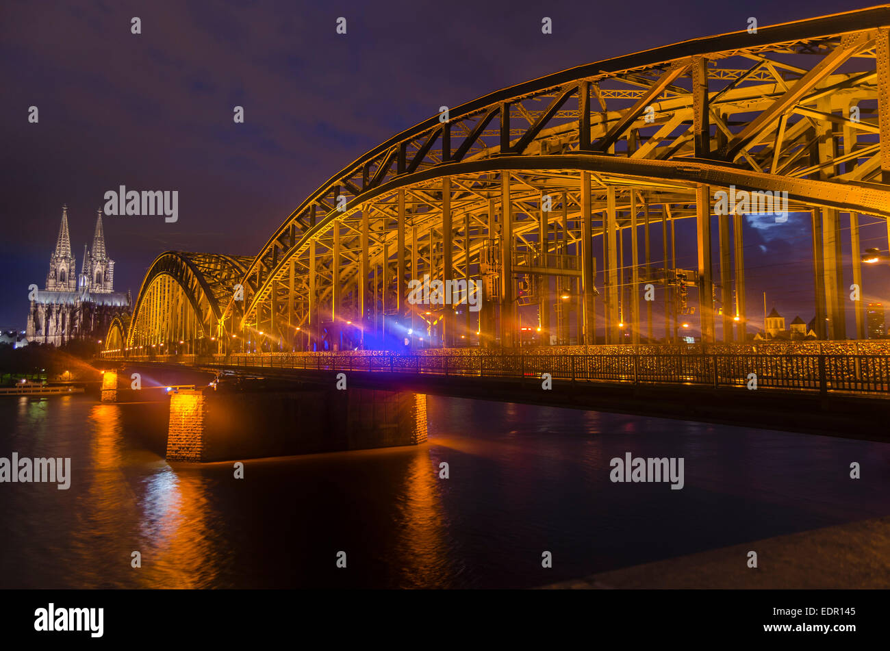 Nachtansicht der Kölner Dom, Deutschland Stockfoto