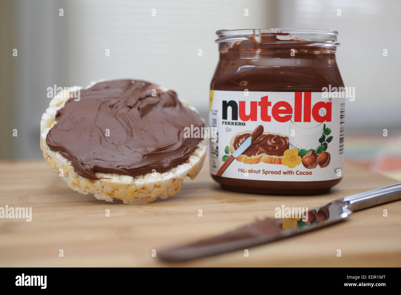 Glas von Nutella Haselnuss Schokolade verteilt auf einem Tisch  Stockfotografie - Alamy