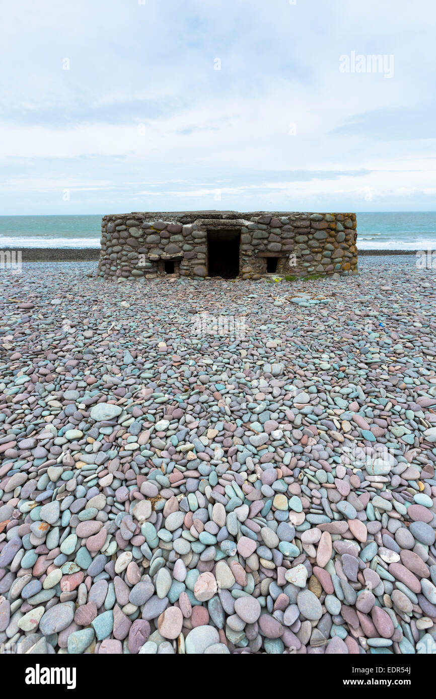 Pistole Revolver Stellungen vom zweiten Weltkrieg Küstenschutz am Bossington Strand von Exmoor, Somerset, Großbritannien Stockfoto