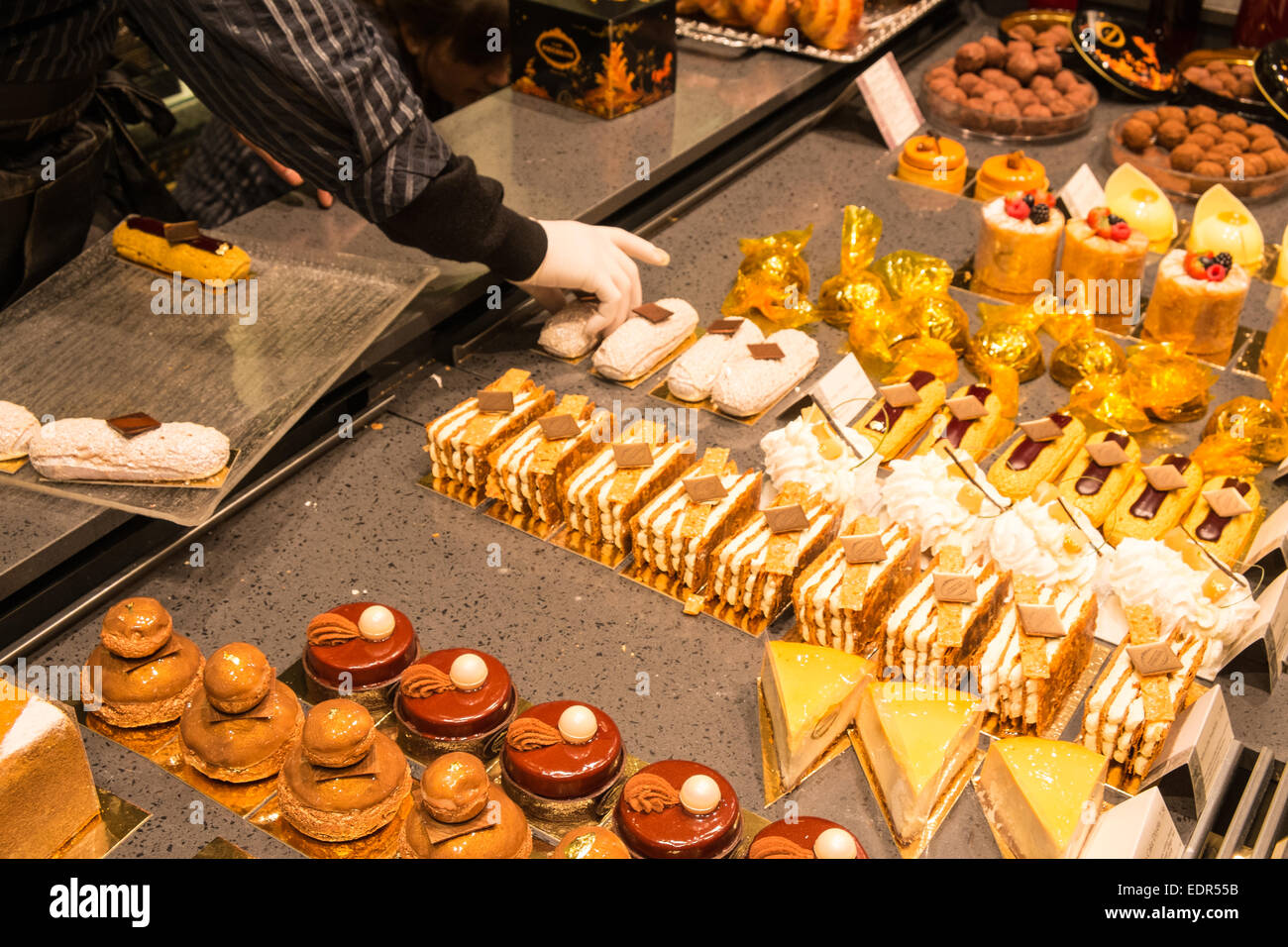 Gebäck und Kuchen im Café Pouchkine, einen russischen Cafe Zweig mit einem französischen Küchenchef im Erdgeschoss des Kaufhaus Printemps, Paris Stockfoto