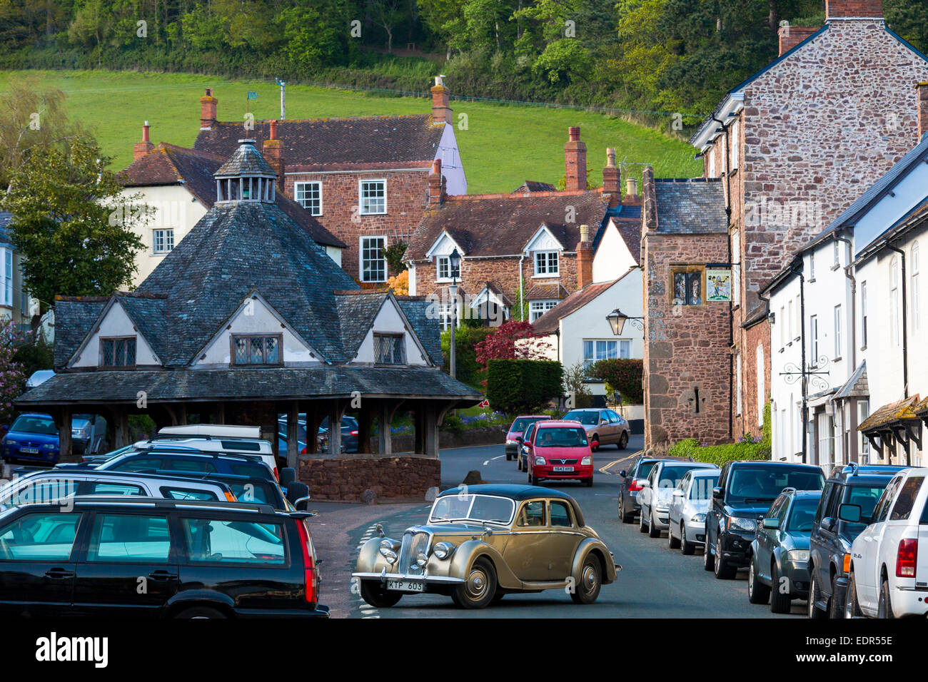 Autofahren in einem Oldtimer Riley 3 Liter Limousine durch die alte mittelalterliche Stadt Dunster, in Somerset, Großbritannien Stockfoto