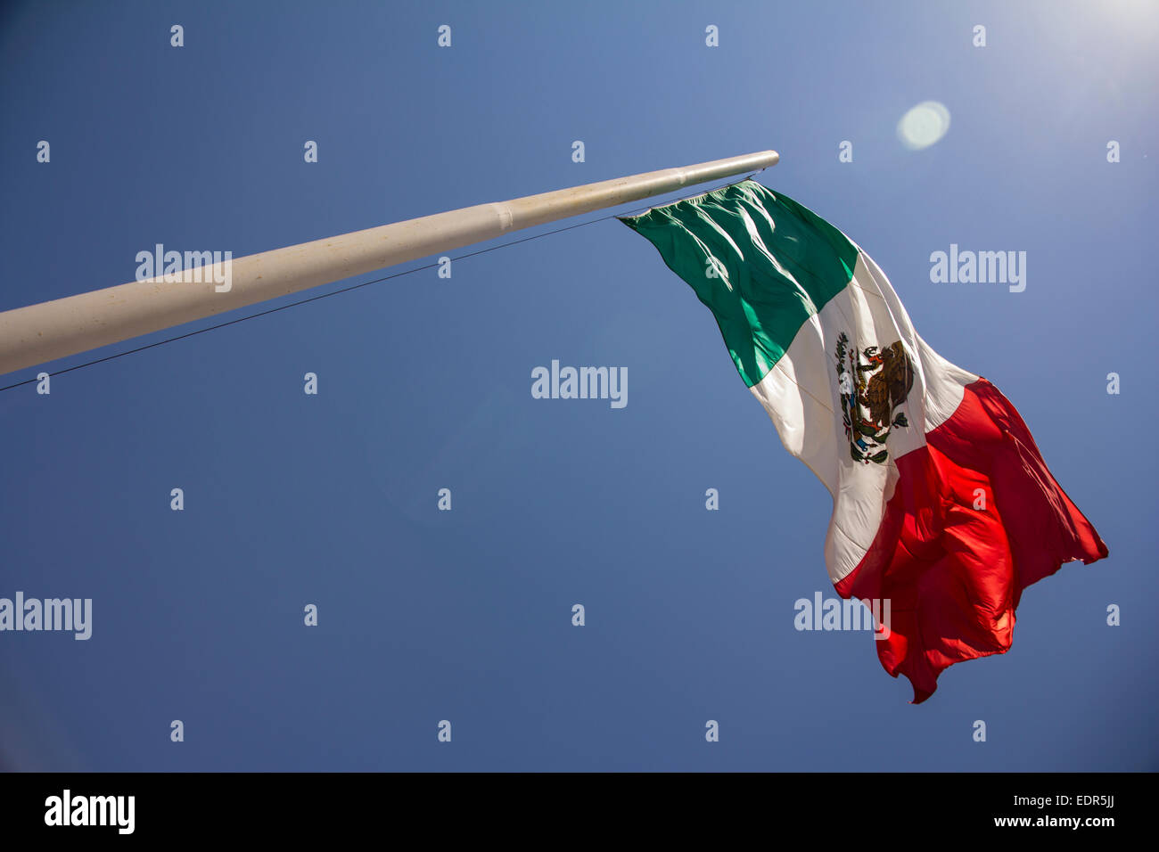 Mexikanische stolz. Eine mexikanische Flagge vor einem blauen Himmel. Stockfoto