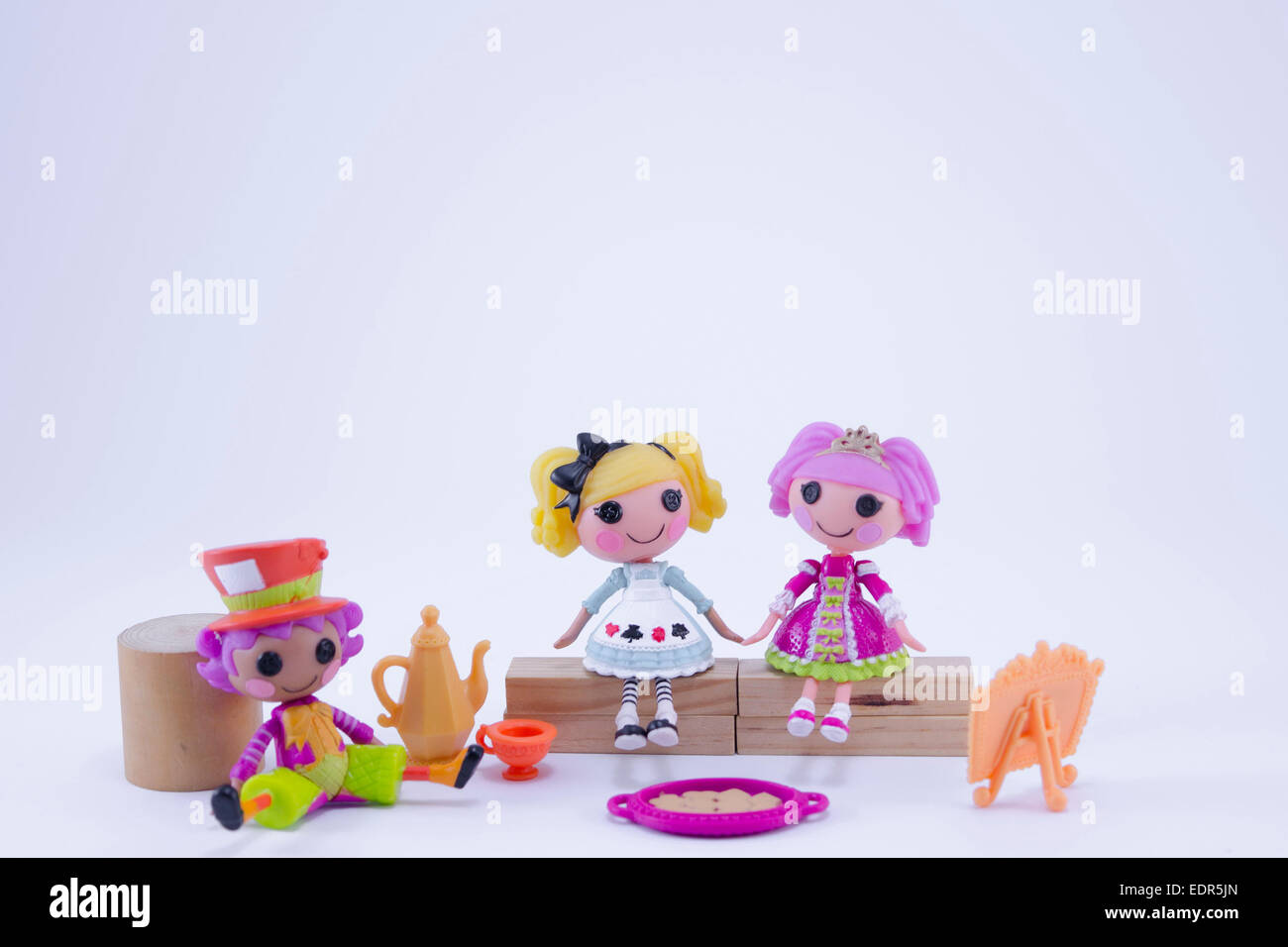 Spielzeug-Figuren mit einer Tee-Party, isoliert auf weiss Stockfoto