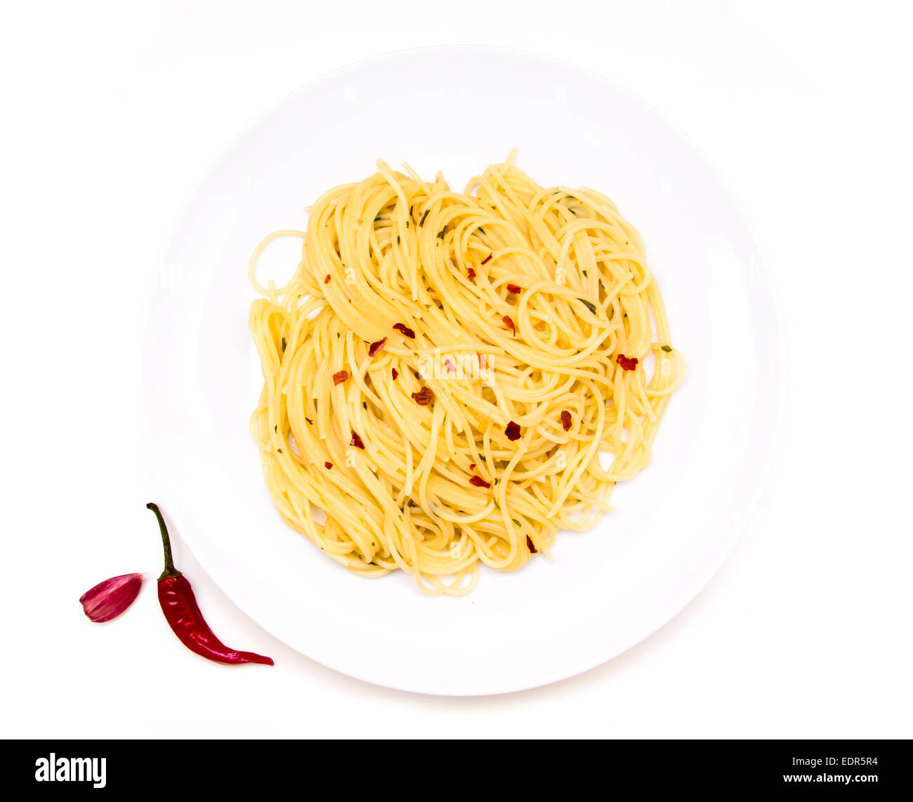Spaghetti mit Knoblauch und Chili auf einem weißen Hintergrund von oben gesehen Stockfoto