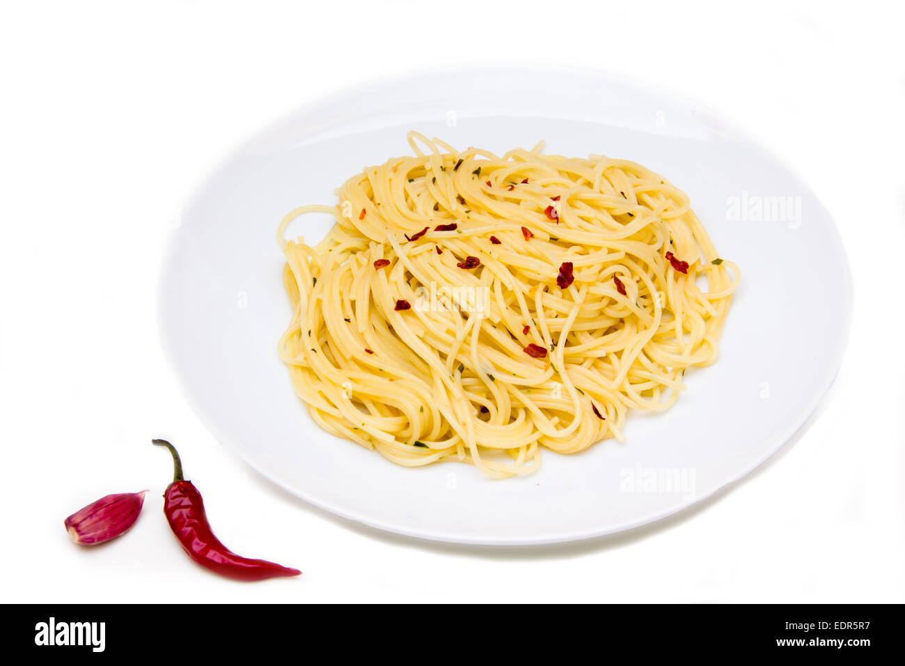 Spaghetti mit Knoblauch und Chili Peppers auf weißem Hintergrund Stockfoto