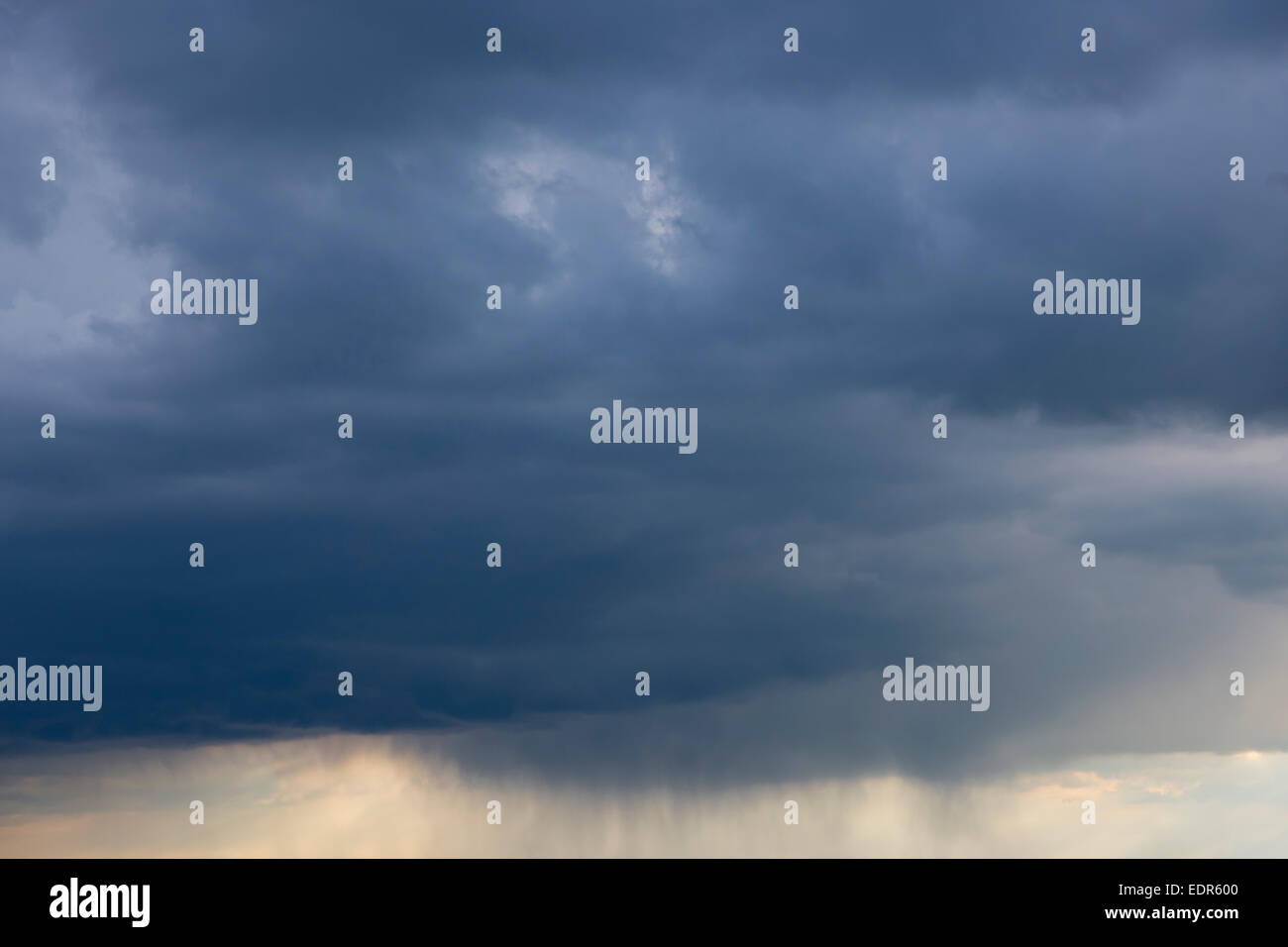 Dunkle bleiernen Gewitterhimmel mit Regen Wolke Prognosen schlechtes schlechtes Wetter in Oxfordshire, Vereinigtes Königreich Stockfoto