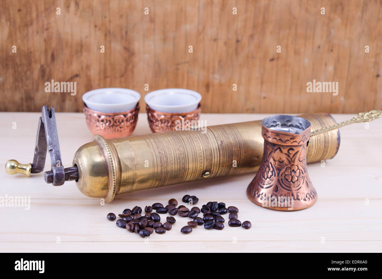 Retro Kaffeemühle und einen türkischen Kaffee set auf einem Holztisch Stockfoto