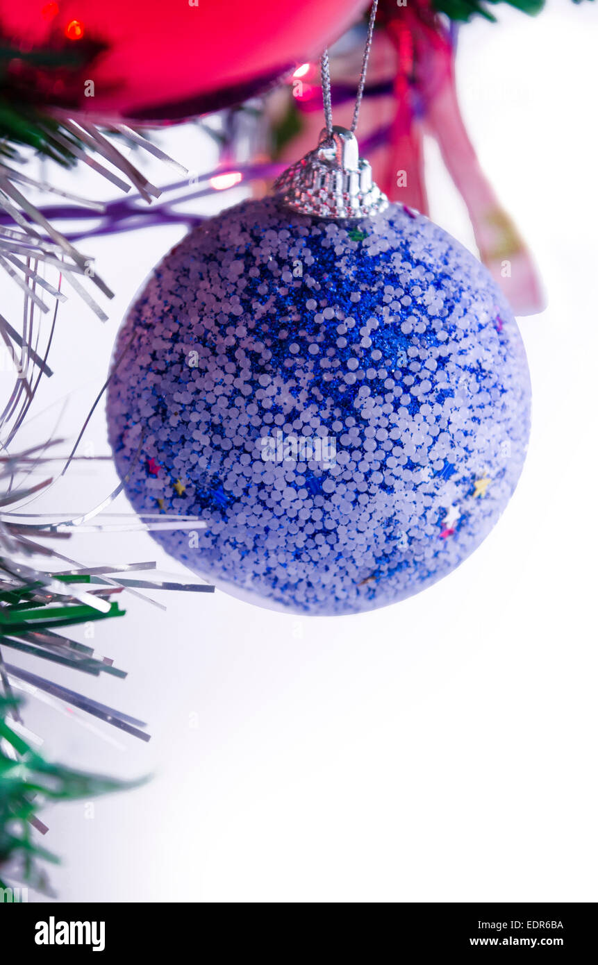 Weihnachtsdekoration blaue Kugel mit Flittern von einem Weihnachtsbaum hängen Stockfoto