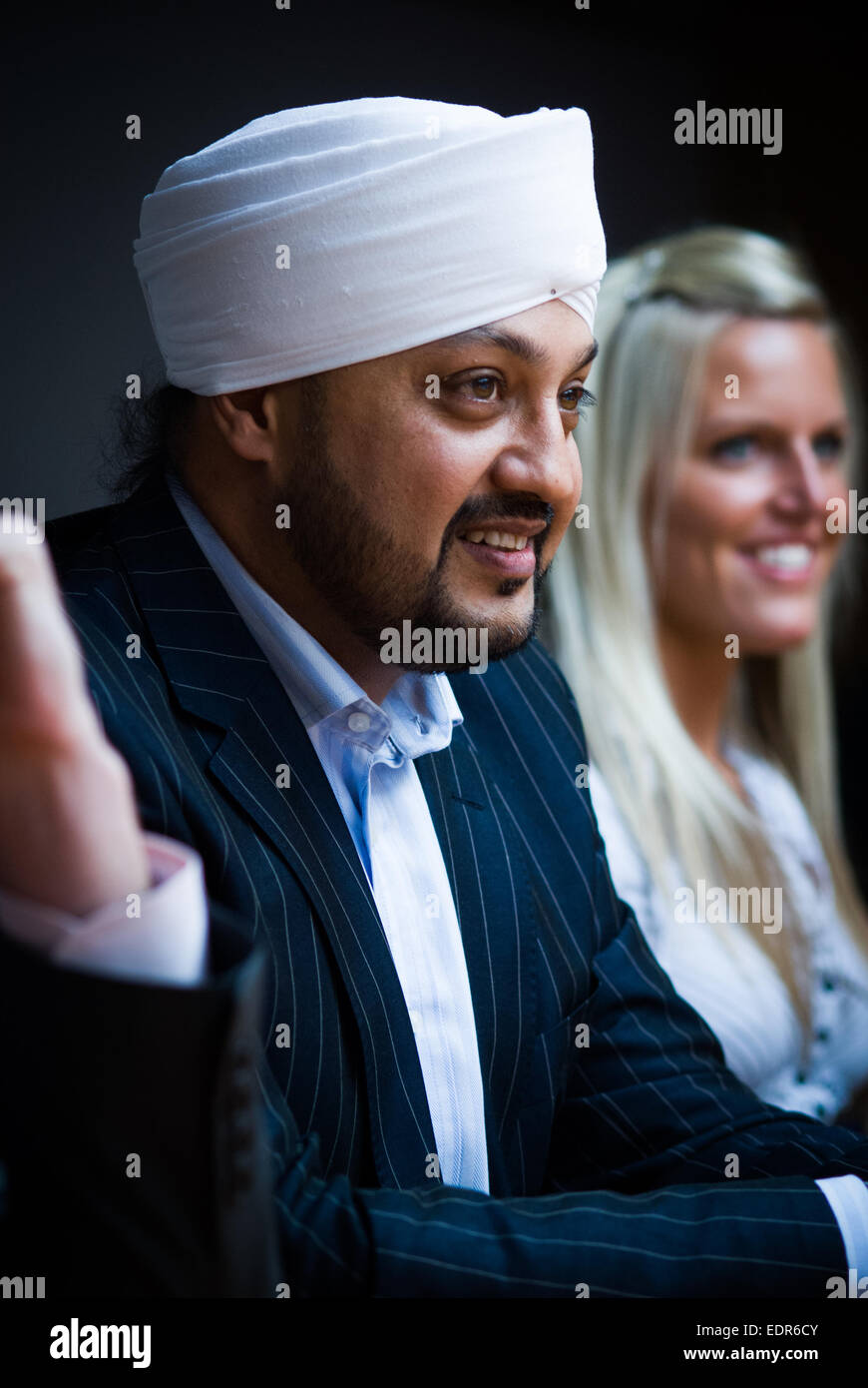 Britische asiatische Sikh Geschäftsmann in einem Sitzungssaal Stockfoto