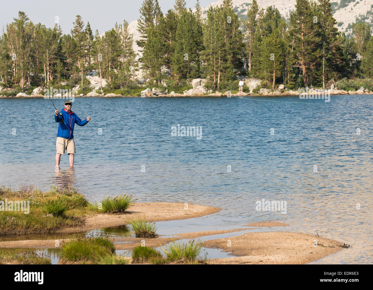 Fliegenfischen Sie in der High Sierra Stockfoto